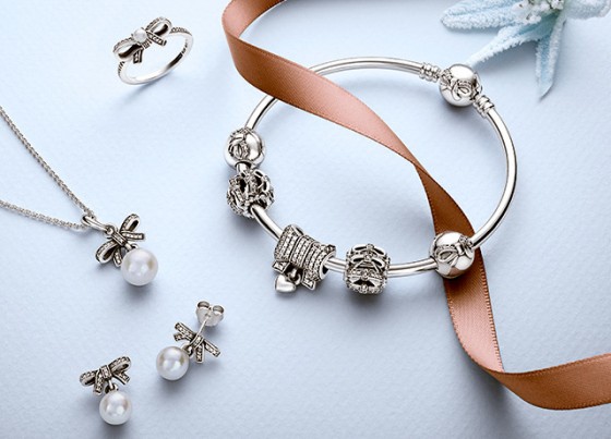 pandora dainty bow bangle